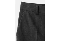 Pantalón de corte recto y tiro medio, color gris oscuro, con bolsillos laterales y pascadores para cinturón.