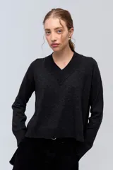 Sweater de tejido de punto gris oscuro, con escote en V y calce holgado.