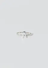 Anillo plateado con la letra A mayúscula.