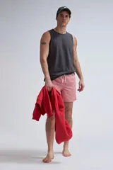 Short de baño corto color rosa con rayas verticales blancas y cordón ajustable en la cintura.