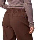 Pantalon de senderismo Columbia Granite Point Pant de color marrón, con tecnología Omni-Shield que repele la humedad y las manchas. Cuenta con corte recto, tiro medio, cintura parcialmente elástica y bolsillos para las manos.