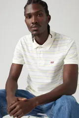 Chomba manga corta a rayas horizontales color blanco, amarillo y celeste, con cuello clásico y logo de la marca bordado en el pecho.