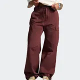 Pantalón cargo color borgoña, de corte holgado, con cintura ajustable con cordón, bolsillos laterales y bolsillos cargo con solapa.