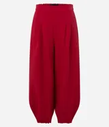 Pantalón de sastrería color rojo, modelo aladín con cintura alta, pinzas frontales y bajo ajustado. Confeccionado en tejido de viscosa con elastano.
