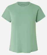 Remera deportiva color verde agua, confeccionada en microfibra, con cuello redondo, mangas cortas, canesú en los hombros y abertura en la espalda.