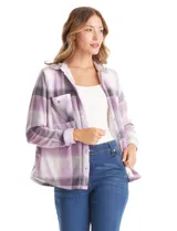 Sobrecamisa de tejido soft con interior afelpado, diseño a cuadros en tonos azules y blancos, cuello con solapa, cierre frontal con botones y bolsillos aplicados en el pecho.