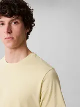 Remera de manga corta color amarillo claro, confeccionada en algodón liso. Presenta cuello redondo y el monograma de Calvin Klein bordado en el pecho.