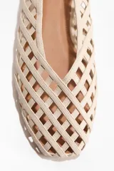 Ballerinas de color beige con diseño trenzado en toda la capellada y punta redonda.