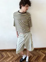 Remera de manga corta con cuello redondo, confeccionada en viscosa con estampado de rayas horizontales en tonos gris oscuro y beige claro.