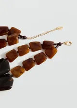 Collar de abalorios acrílicos en tonos marrones y carey con diseño de múltiples piezas geométricas y cierre de cadena con mosquetón.