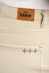 Short de denim color beige, tiro alto, con bolsillos delanteros y traseros, presillas para cinto y botamanga con terminación deshilachada.