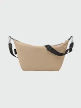 Bolso tipo crossbody de la línea Le Pliage Energy de Longchamp, en color beige. Presenta una correa ajustable y extraíble, cierre frontal con cremallera decorado con una cinta con el logo de la marca y un parche con el icónico caballo de Longchamp.