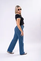 Pantalón de jean estilo wide leg, de tiro alto con cierre frontal de botones a la vista. Confeccionado en denim rígido de corte recto y holgado.