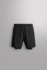 Shorts de entrenamiento 2 en 1 para hombre, de color negro, confeccionados en tejido técnico ligero con malla interior incorporada. Cuentan con cintura elástica ajustable mediante cordón y bolsillos laterales con cierre de cremallera.