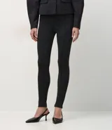 Pantalón tipo legging de tiro alto confeccionado en punto roma, con textura sutil y costuras frontales tipo nervura que estilizan la silueta.