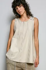 Musculosa de felpa francesa con efecto acid wash, corte en línea A y tirantes ajustables con hebilla en los hombros. Presenta costuras verticales decorativas y bajo acampanado.
