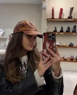 Gorra marrón de cuero con visera.