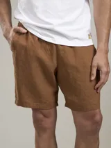 Bermuda de lino color camel, con bolsillos laterales y cintura elástica.