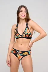 Top de bikini tipo triángulo cruzado en el escote, con tiras anchas que se cruzan en la espalda y estampado floral sobre base negra.