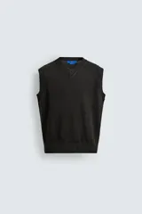 Chaleco de punto de corte regular, confeccionado en hilatura de lino. Presenta cuello en pico, diseño sin mangas y acabados en rib en cuello, sisas y bajo.