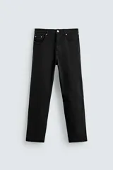 Pantalón de corte recto confeccionado en tejido de algodón con elasticidad. Presenta diseño de cinco bolsillos, cierre frontal con cremallera y botón.