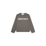 Sweater de punto en color gris, con diseño de cuello redondo, manga larga y el logo de la marca estampado en el pecho en tono blanco.