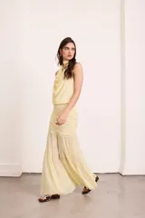 Falda larga de gasa color amarillo, con base mini con frunces y largo godet. Confeccionada en microtul con forrería en parte de caderas.