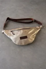 Riñonera con estampado animal, con detalles en cuero color chocolate y correa regulable.