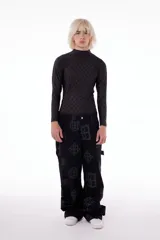 Polera negra de tela elastizada con estampado de monogramas a tono, cuello alto y mangas largas.