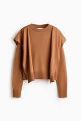 Sweater de punto fino color marrón, de cuello redondo con ribetes en canalé. Presenta un diseño que incluye un fular a juego anudado alrededor de los hombros, simulando el efecto de otro jersey sobrepuesto.