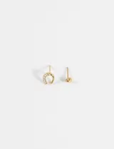 Set de aros tipo pin de acero quirúrgico, compuesto por un par con diseño de herradura con strass y otro con forma de corazón pequeño.