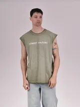 Musculosa verde militar con efecto desgastado y estampado frontal con la frase "STREET CULTURE" en blanco.