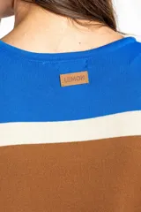Vestido midi de tejido de punto con diseño de rayas horizontales en azul, marrón y blanco. Presenta cuello redondo, mangas cortas y un corte recto y holgado.