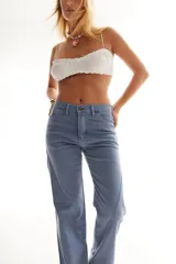 Pantalón de jean azul claro, de corte recto y tiro bajo.