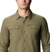 Camisa de manga larga Columbia, color verde oliva, confeccionada en tejido técnico con tecnología Omni-Wick para absorción de humedad y Omni-Shade con protección solar UPF 50. Presenta cuello clásico, cierre frontal con botones, dos bolsillos frontales con solapa y mangas enrollables con soportes.