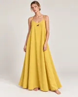 Vestido largo azul de corte amplio y fluido, con tirantes finos y escote en V. Cuenta con un pequeño bordado en el pecho.