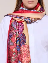 Pashmina rectangular de satén con acabado brillante y caída fluida, con un diseño de estampa gráfica multicolor en toda la superficie y terminaciones con dobladillo fino.