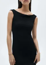 Vestido midi entallado de color negro, confeccionado en tejido con textura. Presenta cuello barco, diseño sin mangas y abertura posterior en el bajo.