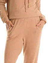 Pantalón tipo jogger de tejido suave, con cintura elástica y corte recto, ideal para un look relajado.