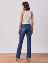 Jean de tiro alto, color azul, con corte bootcut y bolsillos delanteros y traseros.