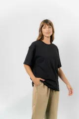 Remerón de algodón color beige, con diseño oversize, cuello redondo, mangas cortas amplias y hombros caídos.