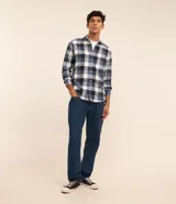 Camisa de franela para hombre, modelo comfort, con estampado de cuadros en tonos azules, blancos y negros, cuello camisero, manga larga y cierre frontal de botones.