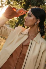 Campera de cuero color crema, con cierre frontal y cuello solapa.