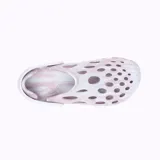Sandalia tipo zueco acuático Merrell, con diseño ergonómico de espuma EVA inyectada y perforaciones para ventilación. Presenta un estampado marmolado en tonos rosado y blanco, con una tira trasera de ajuste en caucho translúcido.