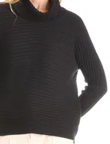 Buzo de tejido acanalado color fucsia, con cuello alto y diseño de patrón en V en el frente. Presenta mangas largas con diseño de hombros caídos y silueta relajada.