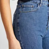 Pantalón de jean skinny celeste de tiro alto con cinco botones.