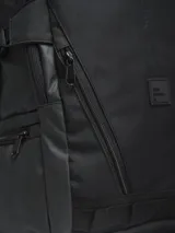 Mochila negra con múltiples bolsillos con cierre, correas ajustables y logo de la marca en el frente.