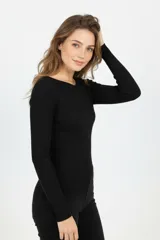 Remera de manga larga confeccionada en algodón, con diseño al cuerpo, cuello bote y abertura en la espalda.