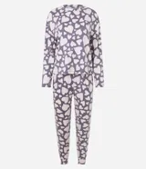 Conjunto de pijama compuesto por una blusa de manga larga con cuello redondo y un pantalón con cintura elástica. Ambas piezas presentan un diseño estampado de corazones en tonos lila y crema.