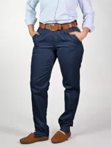 Pantalón de vestir azul marino, de corte recto, con bolsillos laterales y traseros. Se ajusta a la cintura con cinturón de cuero marrón.